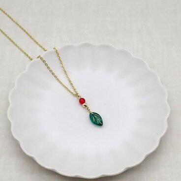 クリスマスカラーの葉っぱビーズネックレス