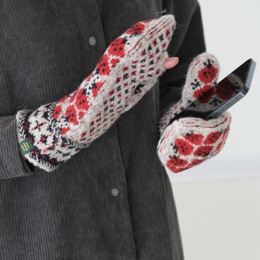 スマホ操作・いちご柄シェトランドウールのミトン・ベージュ