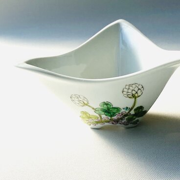 三つ足スクエア鉢　花散らし　白詰草絵