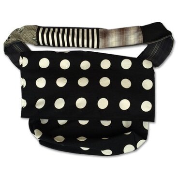 モノトーンカラーの水玉ショルダー