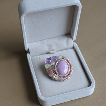 ピンクデュモルチェライトの刺繍ブローチ