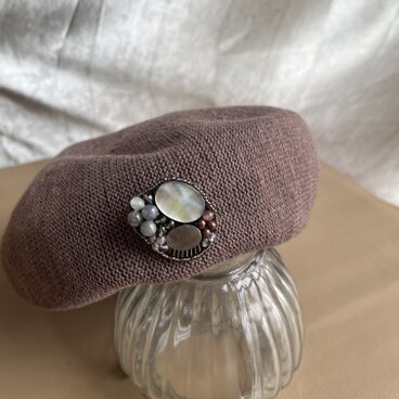 ブラックシェルの刺繍ブローチ