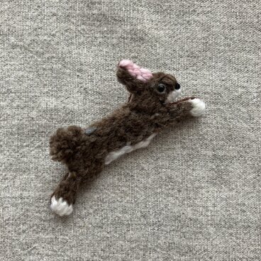 飛ぶ野ウサギ（茶）＊ブローチ