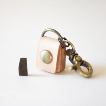 ■MiwaノンタッチキーICチップ用ケース ：生成■革部分：約Ｗ18.5ｘＤ12.5（ボタン含）ｘＨ24