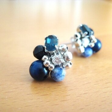 ネイビーとシルバーのビジュウピアス