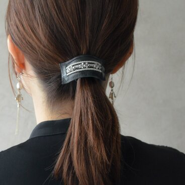 本革ブラック、ピューター刺繍のポニーフック