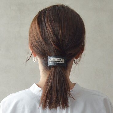 上品な大人のまとめ髪に　本革ブラックのポニーフック