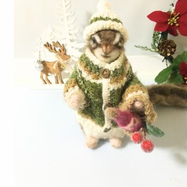 【現品限定】冬のお出かけシマリスさん 〜手編みノルディックニットとロゼワインを添えて〜