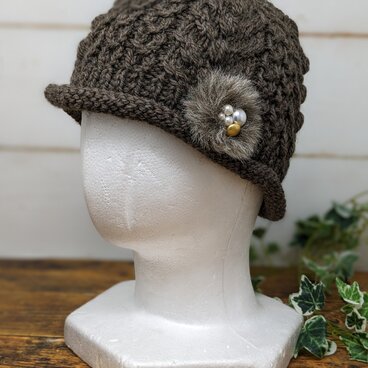 ファー飾り付き・アラン模様の帽子（ダークブラウン）