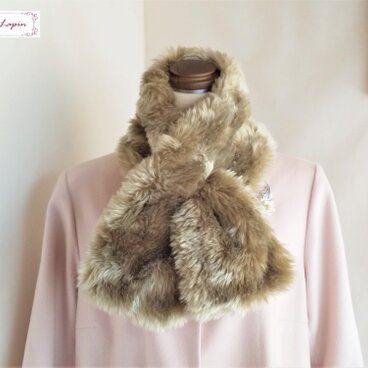 フェイクファーのティペットマフラー（ベージュ）