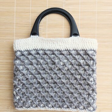 格子柄のハンドバッグ グレー×白