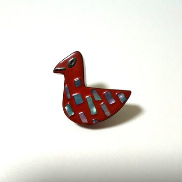 漆のピンブローチ　