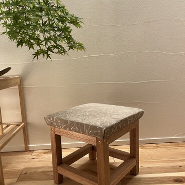 SHIKAKUスツール【コーデュロイ/ベージュ/線描き花柄】