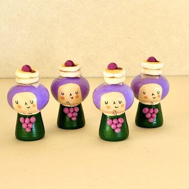 創作ミニこけし ぶどうパンケーキちゃん(左側・真ん中)