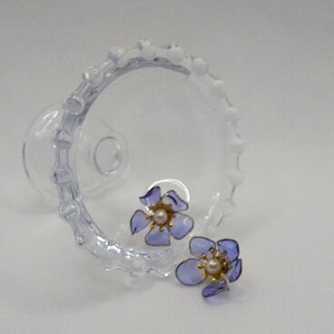 透明感が涼し気なフラワーピアス