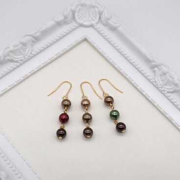 《３色から選べる》ショコラパールの３粒パールピアス／イヤリング