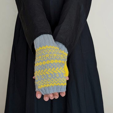 編み込み模様のハンドウォーマー /ムーングレイ x イエロー