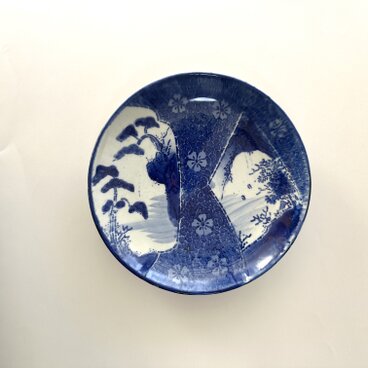 風景図に桜舞う印判7寸皿