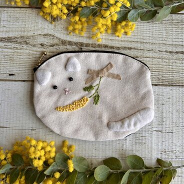 ミモザ好きな白猫ちゃんフラットポーチ　手刺繍ミモザ　国産帆布　コットンリネン　ミモザ柄　リボン