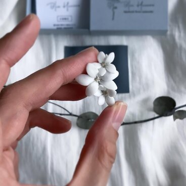 白磁　天草陶花のブローチ　三人花