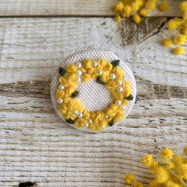 大人かわいい手刺繍ミモザリースのブローチ　国産帆布　ミモザ　パールビーズ