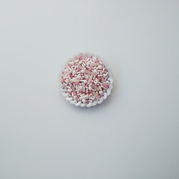 #379 刺繍ブローチ 　スパンコール　ホワイト、ピンク