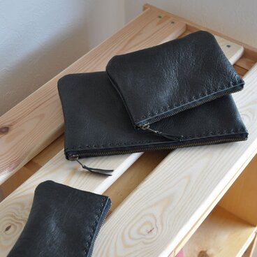 ジップポーチ（ フルベジタブルタンニングレザー ）Mサイズ　ブラック