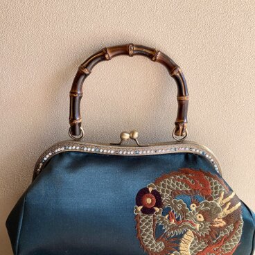 ★バンブーがま口バッグ　焼きバンブー持ち手　深緑色にドラゴン刺繍柄  ★