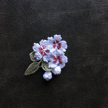 桜のレース編みブローチ