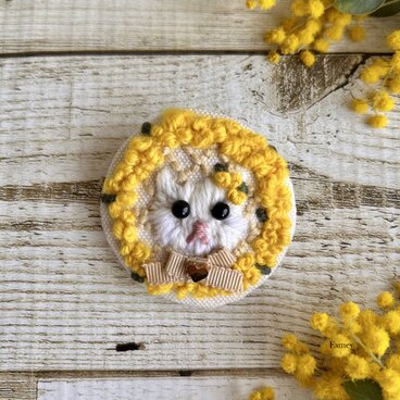 手刺繍ミモザリースとふわふわ白猫ちゃんのブローチ　国産帆布　ミモザ　猫