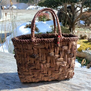 貴重な山葡萄の蔓で編んだ手提げ籠(バッグ)  202402①