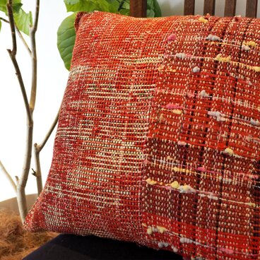 あたたかみある風合いの裂き織りクッションカバー