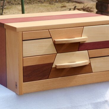 無垢材で作った2段の隠し個所付引き出し