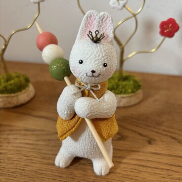 春爛漫【福福うさぎ （右肩抱え濃黄服）お花見団子セット】正絹縮緬人形　春　桜　三色団子　コンパクト　お花見飾り