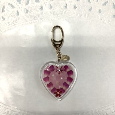 押し花キーホルダー　ハート型ピンク系　