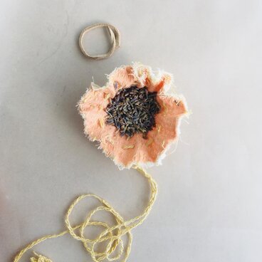 お守りネックレス ラベンダーサシェ 花びら染