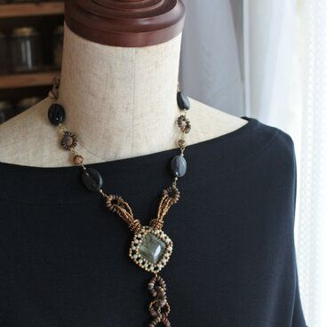 美と知性　オブシディアンの編み込みネックレス