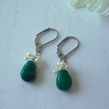 緑のしずくをパールでおめかししたショートピアス（イヤリング）