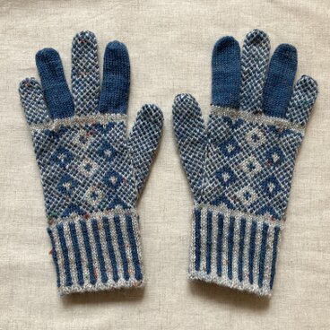 ◆◇北欧模様の編み込み手袋◇◆（ジーンズブルー×ライトグレー）