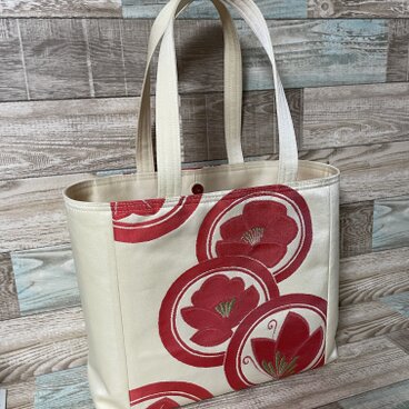 帯バッグ　薄いクリーム色に赤模様