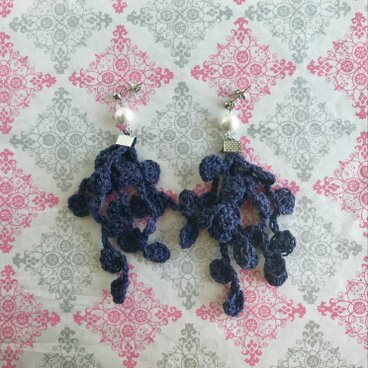レース編みピアス　紺色の植物(丸葉っぱ)モチーフ　(イヤリング変更可)