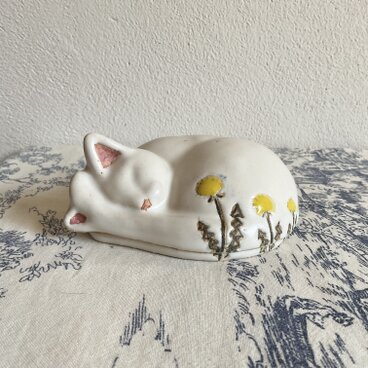 白猫とたんぽぽの蓋もの