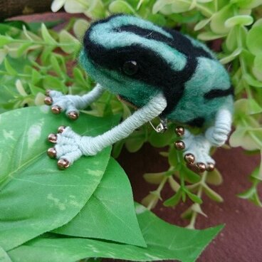 マダラヤドクガエルのブローチ