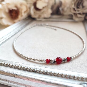 小さな赤瑪瑙とシルバー色のチョーカー