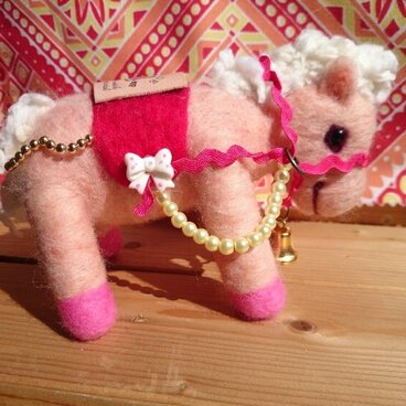 ピンク色のポニー