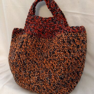黒ベースオレンジ系　こま編みバッグ