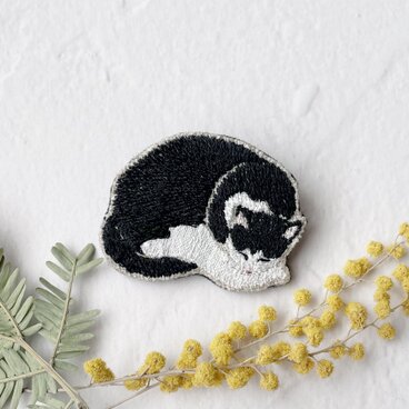 お昼寝猫の刺繍ブローチ(ハチワレ)【受注制作】
