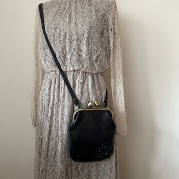 お花のがま口ショルダーバッグ (ブラック)