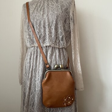 お花のがま口ショルダーバッグ (キャメル)