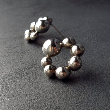 繋がりをイメージしたシルバーピアス